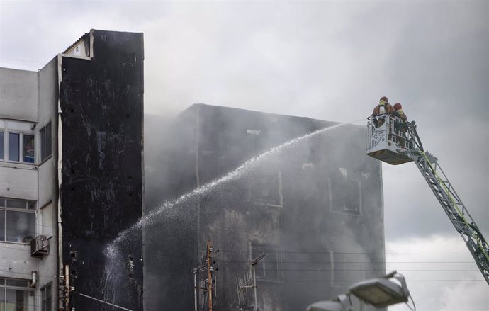 Los bomberos sofocan el incendio del edificio