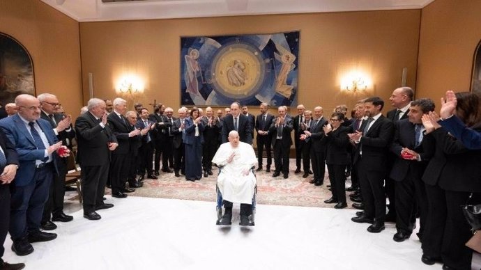El Papa saluda a los responsables y al personal del Policlínico Gemelli, de la Universidad Católica y de la Dirección de Salud e Higiene del Estado de la Ciudad del Vaticano.