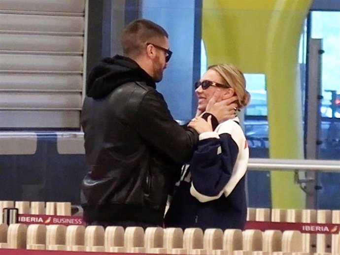 HUGO DIEGO GARCÍA Y ESTER EXPÓSITO EN EL AEROPUERTO