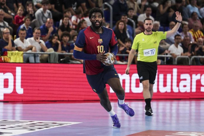 Archivo - Dika Mem, en un partido con el FC Barcelona.