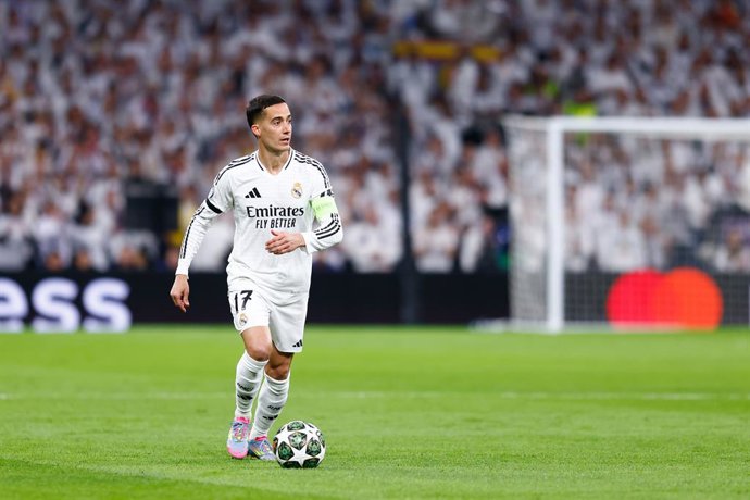 Lucas Vázquez, do Real Madrid, em ação durante a partida de segunda mão das quartas de final da UEFA Champions League 2024/25 entre Real Madrid C.F. e Arsenal FC no estádio Santiago Bernabeu em 16 de abril de 2025, em Madri, Espanha.