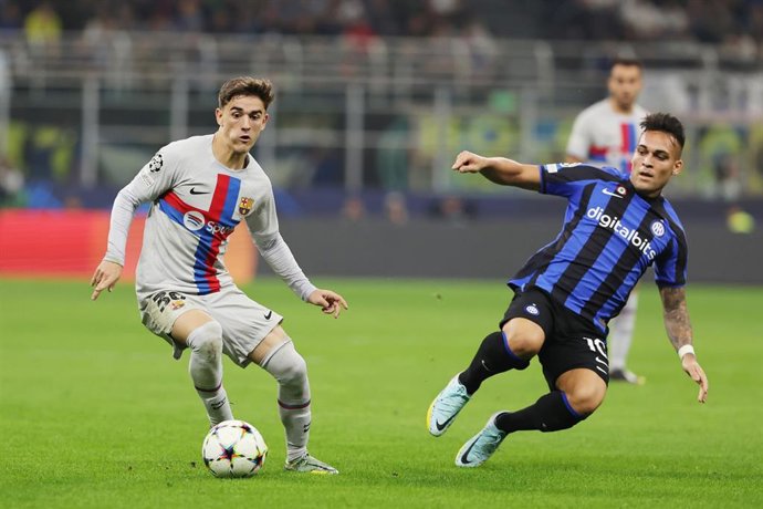 Archivo - Gavi y Lautaro Martínez