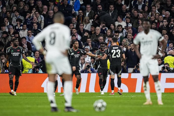 Bukayo Saka celebra un gol para el Arsenal.