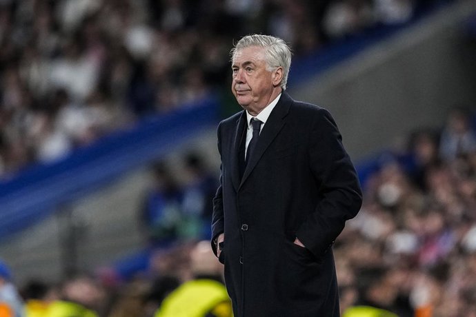 Carlo Ancelotti, técnico do Real Madrid, observa durante a partida de segunda mão das quartas de final da Liga dos Campeões da UEFA 2024/25 entre Real Madrid C.F. e Arsenal FC no estádio Santiago Bernabeu em 16 de abril de 2025, em Madri, Espanha.