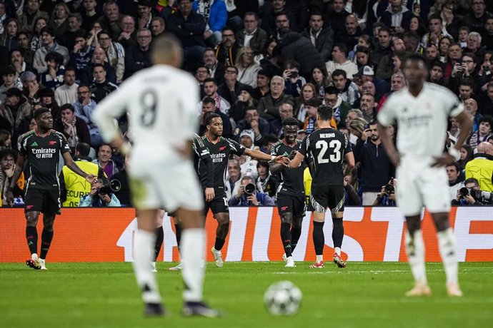 Bukayo Saka, do Arsenal, comemora um gol com seus companheiros de equipe durante a partida de segunda mão das quartas de final da Liga dos Campeões da UEFA 2024/25 entre Real Madrid C.F. e Arsenal FC no estádio Santiago Bernabeu em 16 de abril de 2025, em