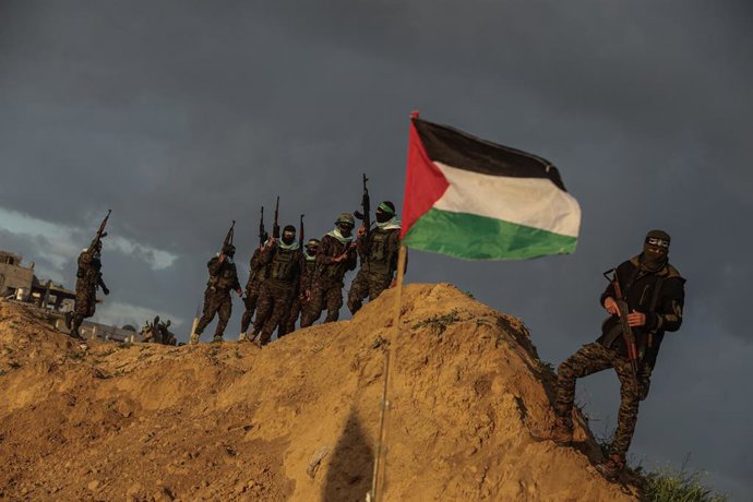 Archivo - Arquivo - 20 de fevereiro de 2025, Khan Yunis, Faixa de Gaza, Território Palestino: Membros das Brigadas Al-Qassam, a ala militar do Hamas, entregam os corpos da família Bibas (três membros) e de Oded Lifshitz para as equipes da Cruz Vermelha co