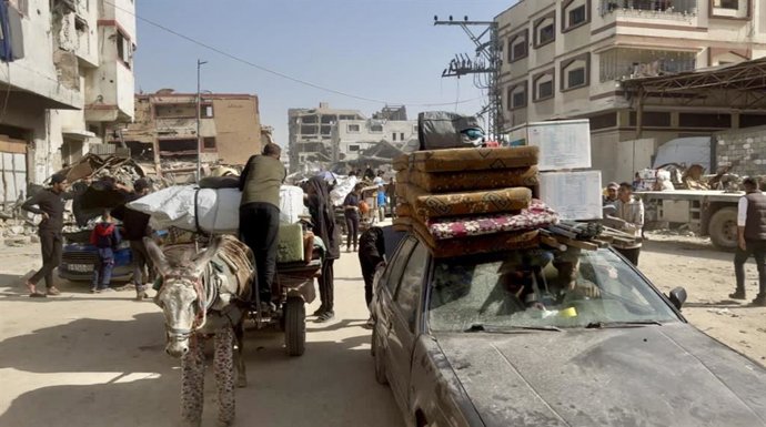 3 de abril de 2025, Gaza, Palestina: (int) deslocamento de palestinos em gaza. 3 de abril de 2025, gaza, palestina: alguns palestinos so vistos na área de shujaiya, a leste de gaza, passando por outro deslocamento devido  guerra do exército israelense.