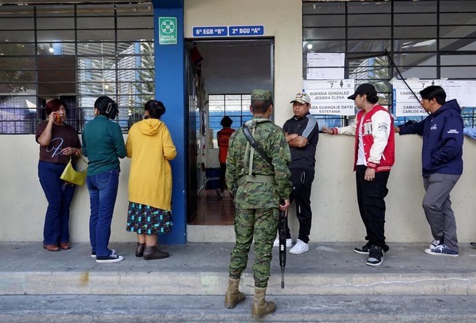 Archivo - QUITO, Feb. 10, 2025 -- Eleitores fazem fila para votar em Quito, Equador, em 9 de fevereiro de 2025.   No domingo, os equatorianos foram às urnas para eleger um presidente, um vice-presidente, 151 membros da Assembleia Nacional e cinco membros 