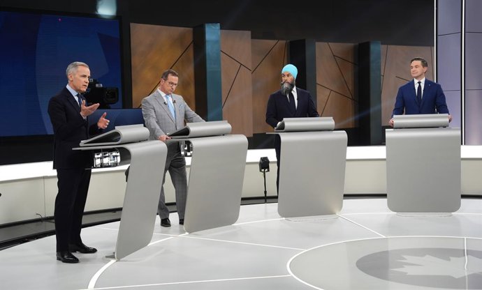 16 de abril de 2025, Montreal, Pq, Canadá: O líder conservador Pierre Poilievre, o líder do Novo Partido Democrático Jagmeet Singh e o líder do Bloc Quebecois Yves-Francois Blanchet ouvem enquanto o líder liberal Mark Carney fala durante a reunião de líde