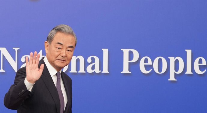 Archivo - BEIJING, 7 de março de 2025 -- O ministro das Relações Exteriores da China, Wang Yi, também membro do Bureau Político do Comitê Central do Partido Comunista da China, participa de uma coletiva de imprensa sobre a política externa e as relações e