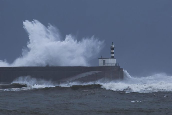 Archivo - Olas rompen contra el faro de la localidad de San Esteban de Pravia, perteneciente al concejo de Muros de Nalón, en Asturias (España), a 28 de diciembre de 2020. 