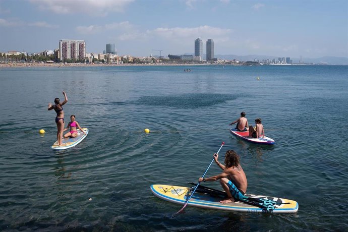 Archivo - Varias personas hacen actividades acuáticas en el mar