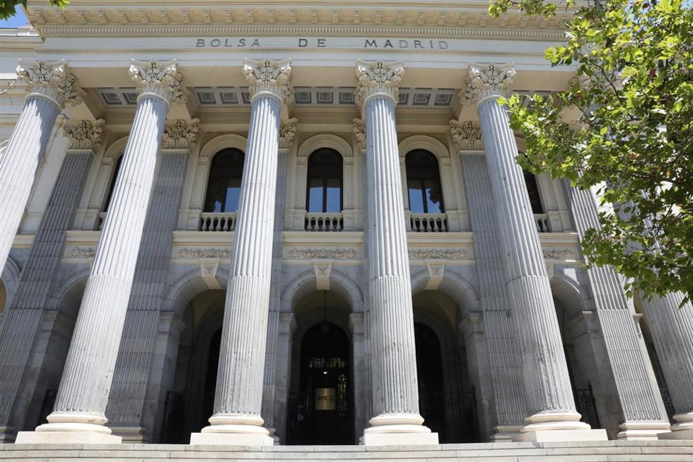 Archivo - Fachada del Palacio de la Bolsa de Madrid, a 27 de julio de 2021, en Madrid, (España). 