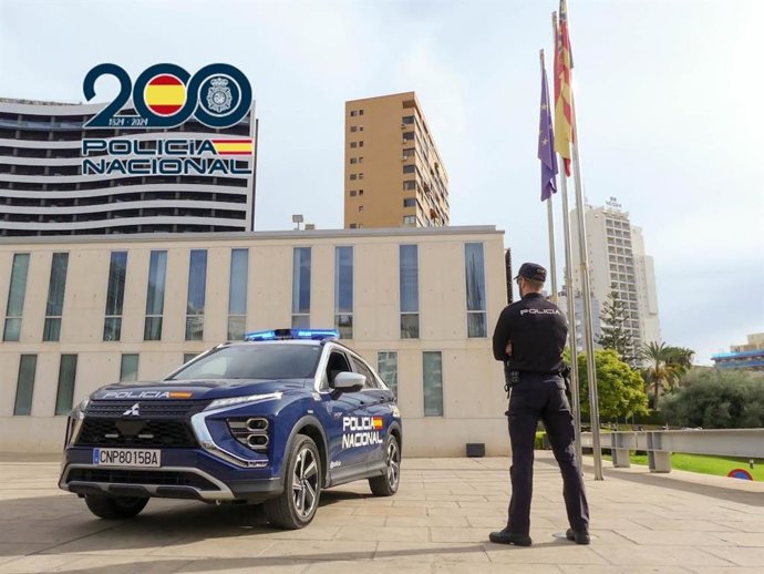 Archivo - Un coche y un agente de Policía Nacional en una imagen de archivo