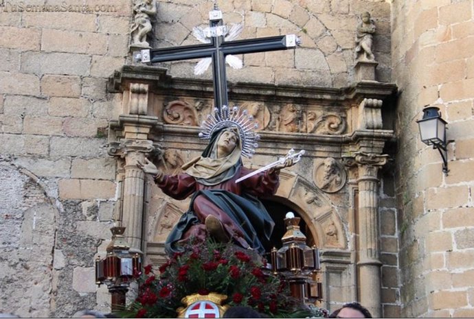 Archivo - La Dolorosa de la Cruz procesiona este Jueves Santo en Cáceres