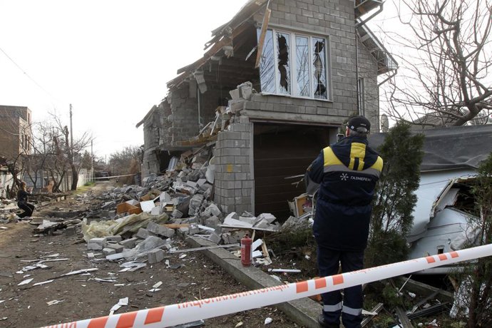 Archivo - March 12, 2025, Dnipro, Ukraine: A worker of Gas Distribution Networks of Ukraine LLC takes photos of a house damaged by the massive overnight attack of Russian drones in Dnipro, Ukraine, March 12, 2025. The strike caused several fires at infras