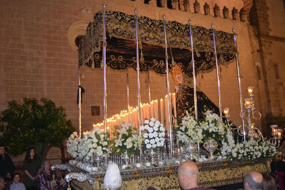 Nuestra Señora de la Soledad a su paso por la Plaza de España de Badajoz en una imagen de archivo