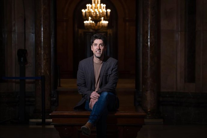 El diputado de Comuns en el Parlamento de Catalunya David Cid posa para Europa Press en el Parlament de Catalunya, a 10 de abril de 2025, en Barcelona, Catalunya (España). David Cid es miembro de la ejecutiva dels Comuns y diputado en el Parlamento de Cat