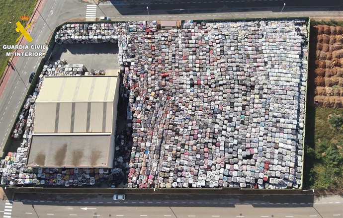 Investigada una persona por almacenar sin autorización residuos textiles en naves de Almassora