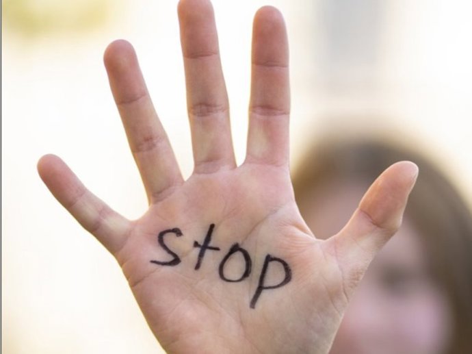 Archivo - La palabra Stop escrita en la palma de una mano como símbolo de la lucha contra el acoso escolar.