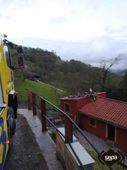 Bomberos trabajando en Colunga
