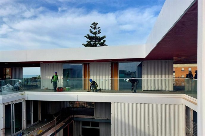 Archivo - Obreros rabajando en el edificio de Incubazul de Zona Franca.