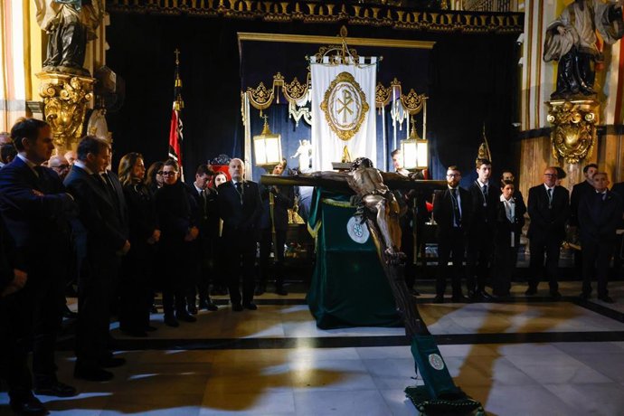 La alcaldesa de Zaragoza, Natalia Chueca, ha estado presente en el acto del Enclavamiento de Cristo de La Expiración de la cofradía de Las Siete Palabras, en el interior de la iglesia de San Cayetano
