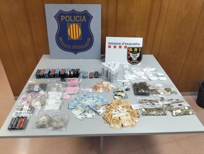 Drogas perquisadas en la entrada al domicilio.
