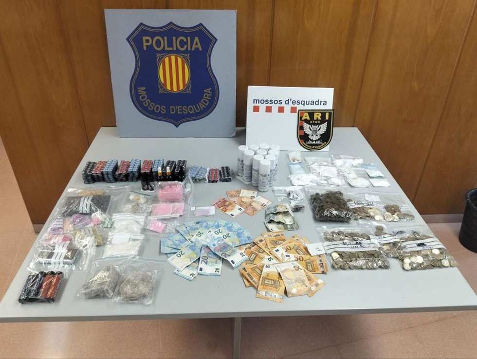 Drogas perquisadas en la entrada al domicilio.