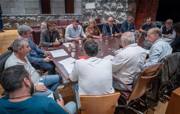 Mesa de negociación entre las patronales Ashotel y AERO con los sindicatos con la mediación del presidente de Canarias, Fernando Clavijo
