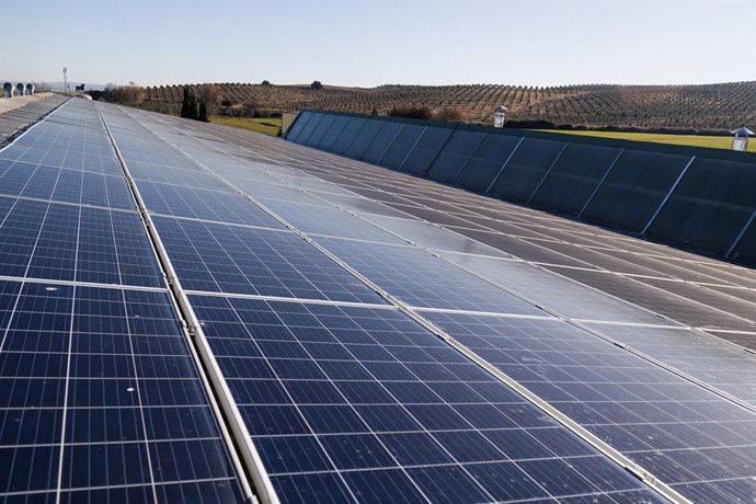 Archivo - La Junta aspira a que las renovables representen el 82% en la generación electricidad.
