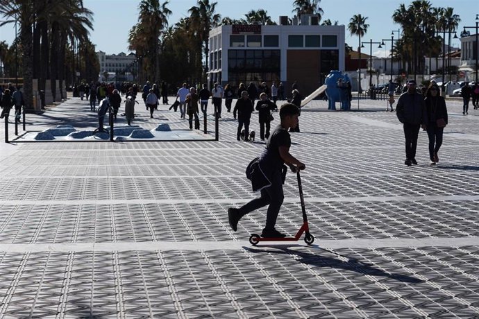 Archivo - Unos niños juegan en la calle en Valencia