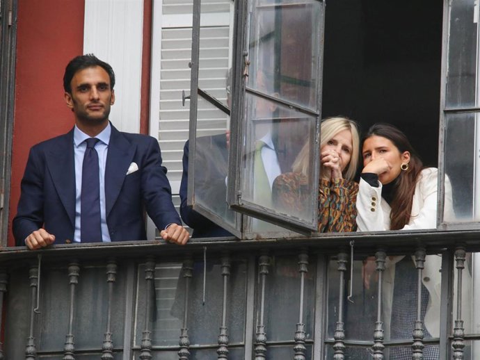 Manuel Vega, Eugenia Martínez de Irujo y Tana Rivera en la procesión 'El Baratillo', a 16 de abril de 2025, en Sevilla (España).