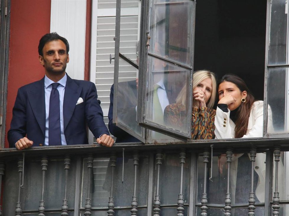 Manuel Vega, Eugenia Martínez de Irujo y Tana Rivera en la procesión 'El Baratillo', a 16 de abril de 2025, en Sevilla (España).