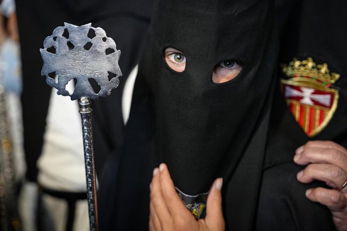 La hermandad de Santa Genoveva duarante su estación de penitencia el Lunes Santo. 