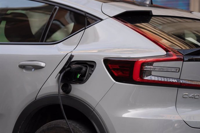 Archivo - Un coche cargándose en un punto de carga público para coches eléctricos, a 14 de febrero de 2025, en Barcelona, Cataluña (España).
