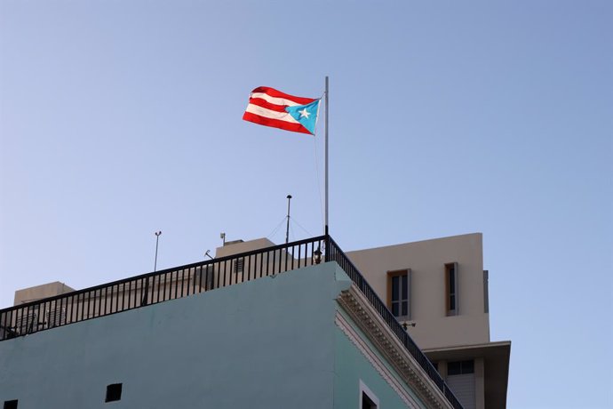 Archivo - March 8, 2022, San Juan, Puerto Rico: The San Juan flag backlit by the sun in Old San Juan.