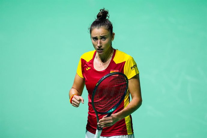 Archivo - Sara Sorribes, da Espanha, gesticula contra Magda Linette, da Polônia, durante partida de tênis entre Espanha e Polônia durante a Copa Billie Jean King no estádio Martin Carpena Pavilion em 15 de novembro de 2024, em Málaga, Espanha