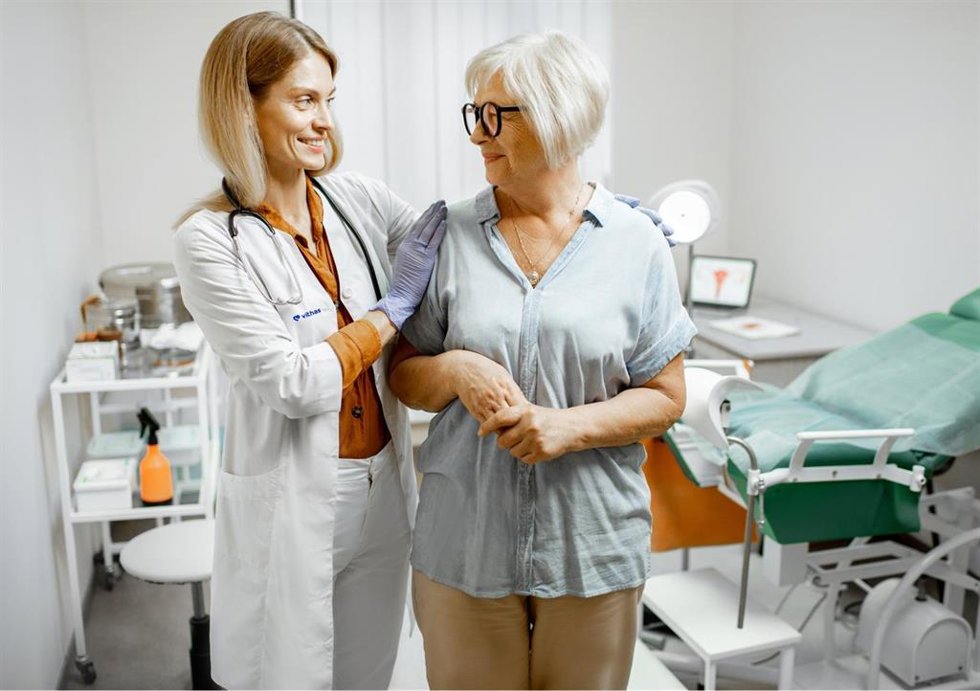 Las cefaleas durante la menopausia es un problema invisible con tratamientos efectivos, según Vithas.