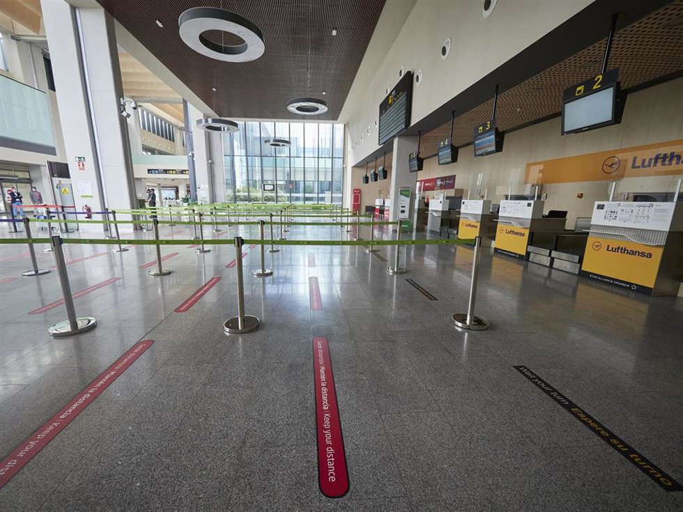 Archivo - Zona de facturación del aeropuerto de Noain-Pamplona.