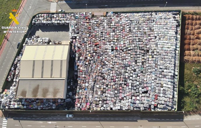 Investigada una persona per emmagatzemar sense autorització residus tèxtils en naus d'Almassora