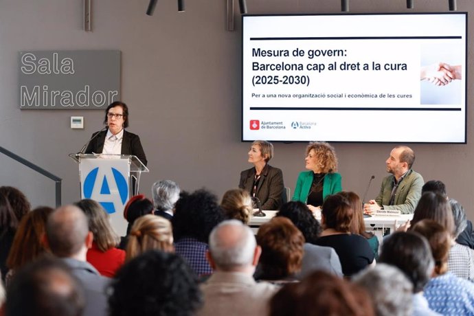 La concejal de Promoción Económica y Feminismos, Raquel Gil, en la presentación de la Medida de Gobierno para impulsar la economía de los cuidados
