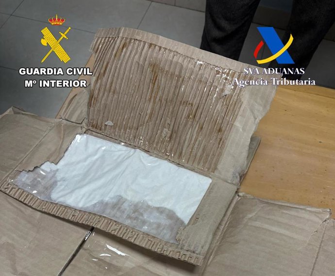 Una de los envases con ketamina escondidos entre las cajas.