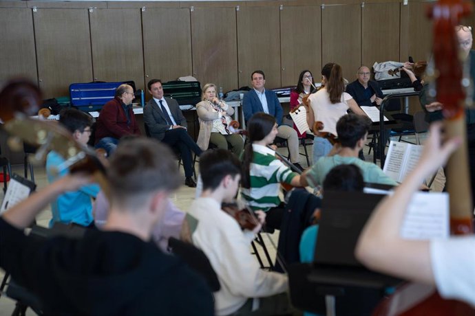 El presidente de la Diputación de Almería, Javier A. García, asiste a un ensayo de la Orquesta Joven de Almería.