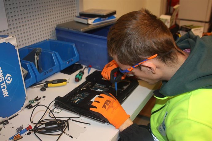 Archivo - Una persona con discapacidad realizando su trabajo