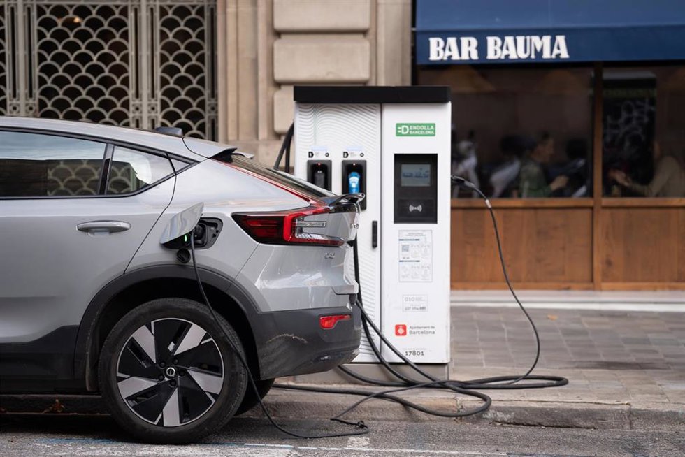 Archivo - Un coche cargándose en un punto de carga público para coches eléctricos.