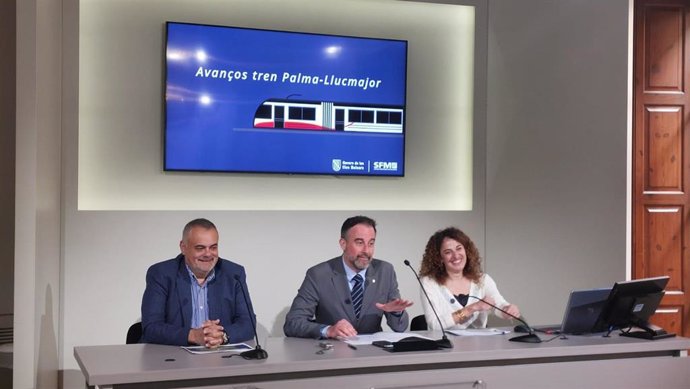 De izquierda a derecha, el gerente de la SFM, Ramón Orta, el conseller de Vivienda, Territorio y Movilidad, José Luis Mateo, director general de Movilidad, Lorena del Valle.