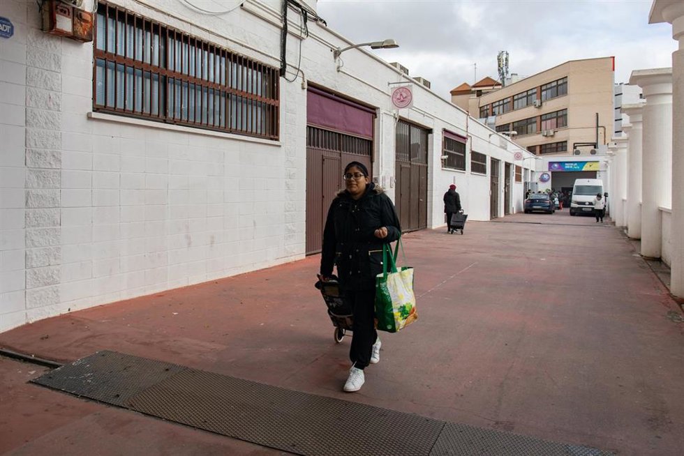 Archivo - Una mujer procedente de Perú y receptora de ayuda a su llegada a la Asociación Manos Hacia la Humanidad, a 15 de diciembre de 2022, en Madrid (España).