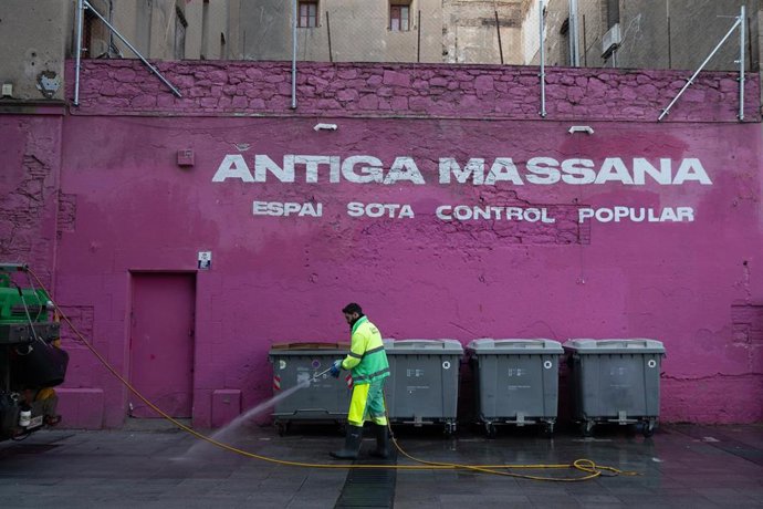 Archivo - Una persona de limpieza delante de la Antiga Massana, a 10 de enero de 2025, en Barcelona, Catalunya (España)