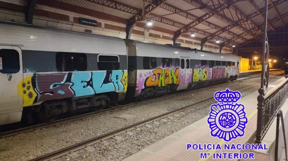 Vagones de tren en Medina afectados por 'grafitis'. Foto archivo.